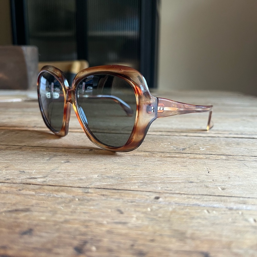 Vintage sunglasses made in Italy. Not sure the brand but in good condition.